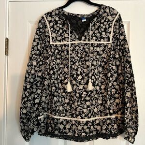Beautiful Large black and white old navy long sleeve floral blouse